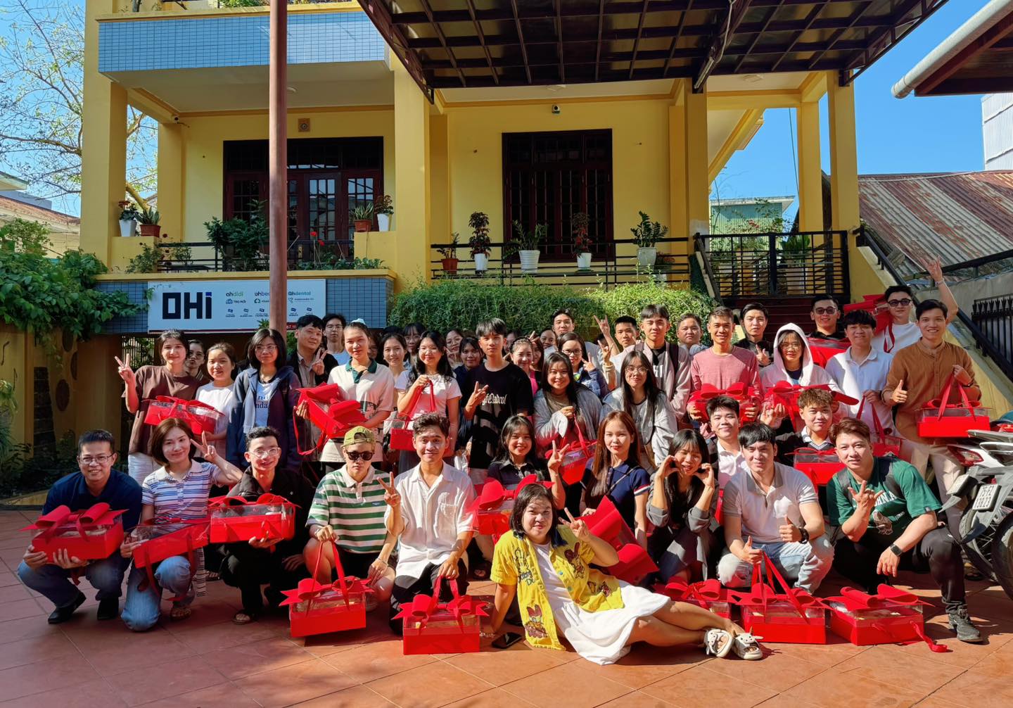 TẶNG QUÀ TẾT CHO NHÂN VIÊN